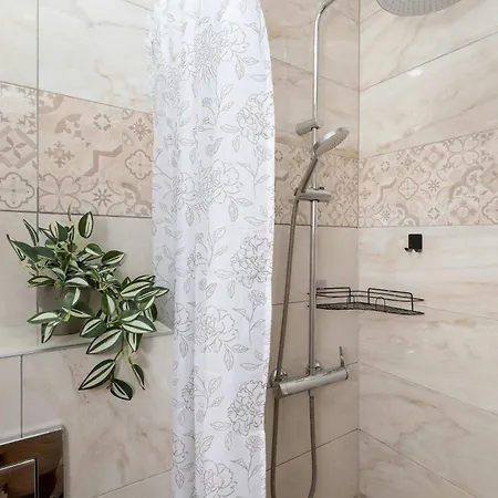 Comfortable For A Group Of Friends In Gdansk, Close To The Center By Renters Apartament
